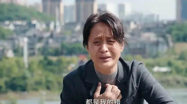 明明同一人，演完《人世间》演《利剑玫瑰》，她反差大差点没认出