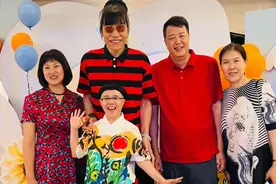 金龟子外孙百日宴，年迈的公婆出镜，亲家母现身优雅朴素又卑微图片