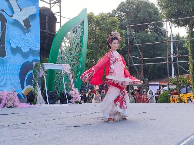 2025.11.22下午，南宁百益上河城举办国风表演，汉服巡游。