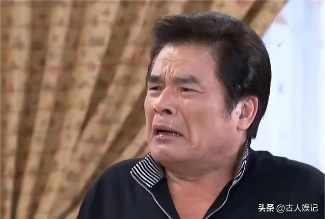 “6个老婆”同住一屋,每人每月7万零花钱,71岁又娶第七房小娇妻