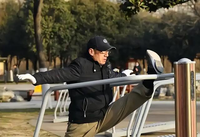 散步半个小时错了？医生建议：过了60岁，散步要尽量做到这5点