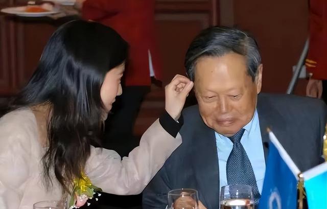 杨振宁去世才2天，令人恶心的一幕出现了，杨振宁助理曾辟谣