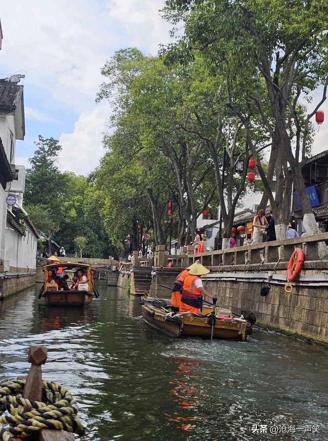 苏州平江路，有水则灵，有歌则名，乌篷船上的歌声响遍河道两岸