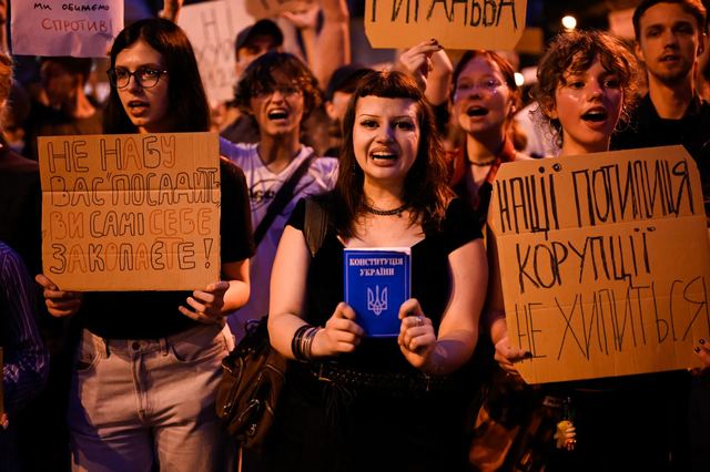 2025年战争中的乌克兰：照片中的一年