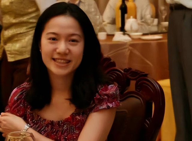 没想到，杨振宁去世后	，49岁妻子翁帆，竟因一个动作实现口碑暴涨
