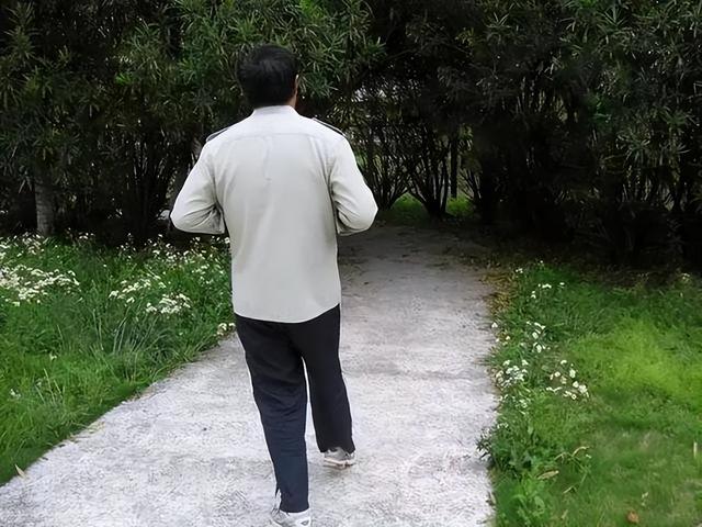 哈佛医生亲荐！倒走5分钟胜过正走万步，护膝还能练大脑