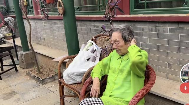 北京爷们生活：94岁姥姥接回小院，状态不错 一家人其乐融融 真