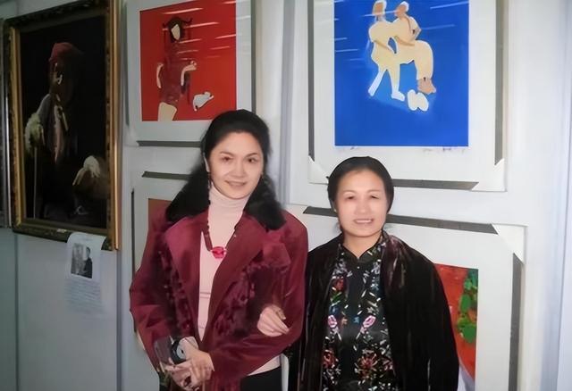 她是80年代央视美女主持，嫁给军委副主席之子，离婚后以卖画为生