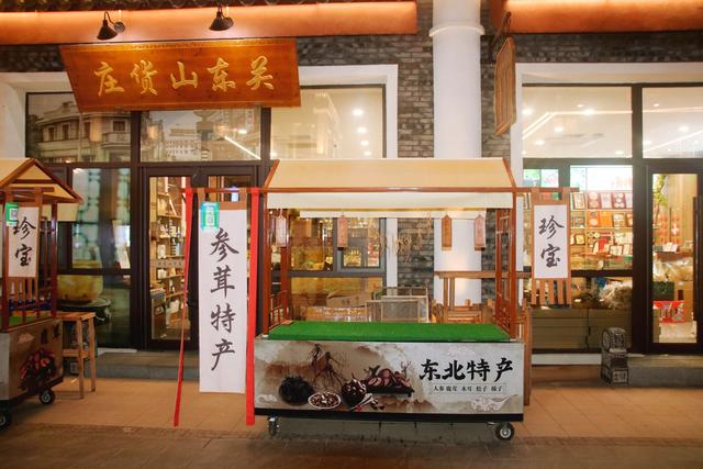 通化龙兴里文旅小镇，建筑充满民国风情，夜色下让人流连忘返