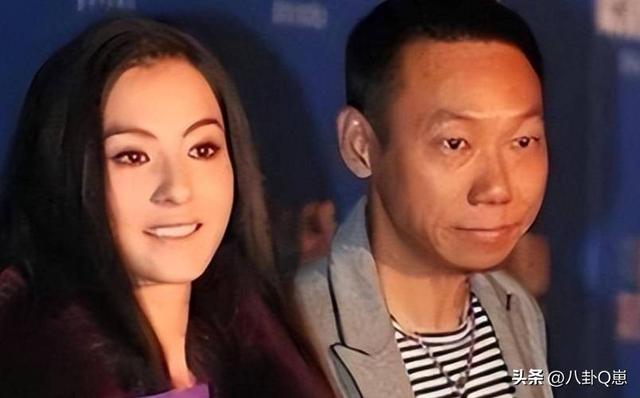 陪玩陪睡根本不够！认干爹	、舔手指，背地里的阴暗让人想象不到