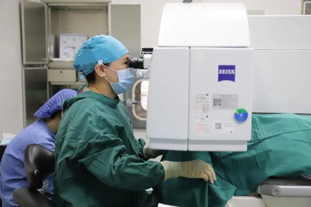 19岁江苏男子全飞秒近视手术顺利，1月后失明，医生：犯了4个错误