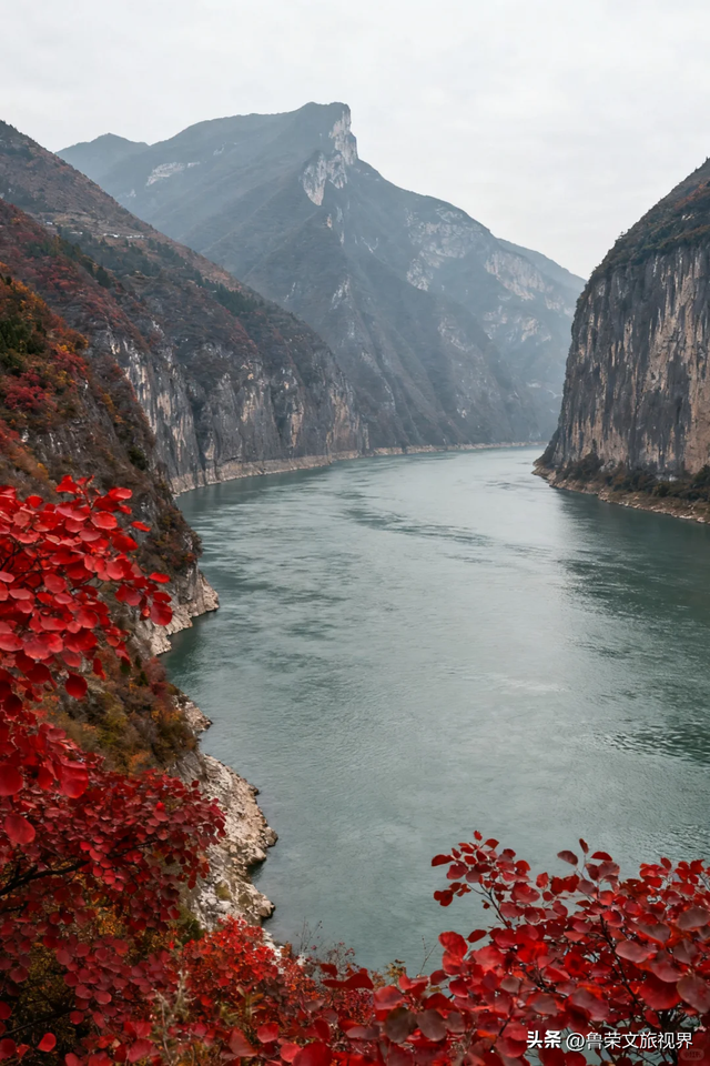 徒步三峡：霜叶漫山处，一步一千年