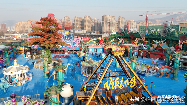 花仙藏河州韵，恐龙述亿年史！花开临夏不夜城景观，藏着独属于花都临夏的“精彩故事 文化浪漫”～