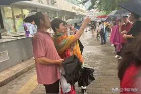 “25年前为儿子送考，今天为孙子送考”！高考首日，对话雨中送考的他们……图片