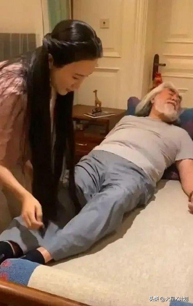 一个贪财一个好色？老夫少妻的“残酷”在74岁的张纪中身上应验了