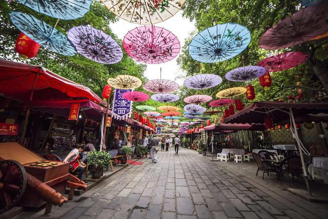 8.88亿人挤爆景区！中国旅游的"人从众"困局，根源是这5个毒瘤？