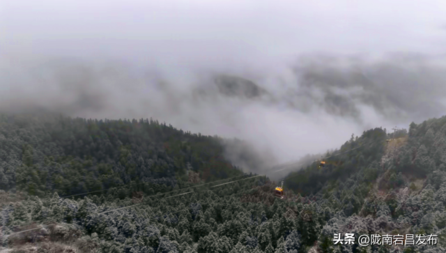 雷古山初雪：云端之上的冰雪絮语