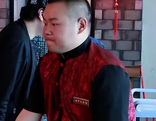 钱再多也没用，官媒出手揭露岳云鹏夫妇真实现状，走上于谦的老路