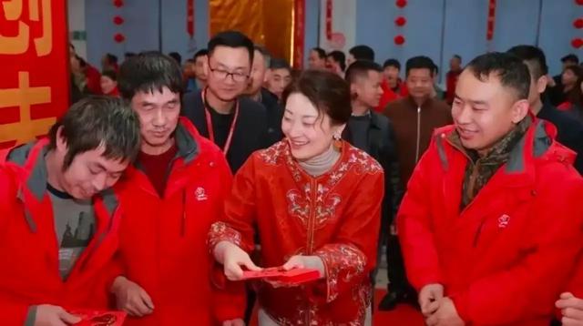 宗馥莉云南出差被偶遇：素颜针织衫配凉鞋，身价千亿却零保镖
