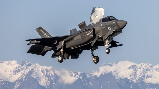歼16锁定F35？专家解读