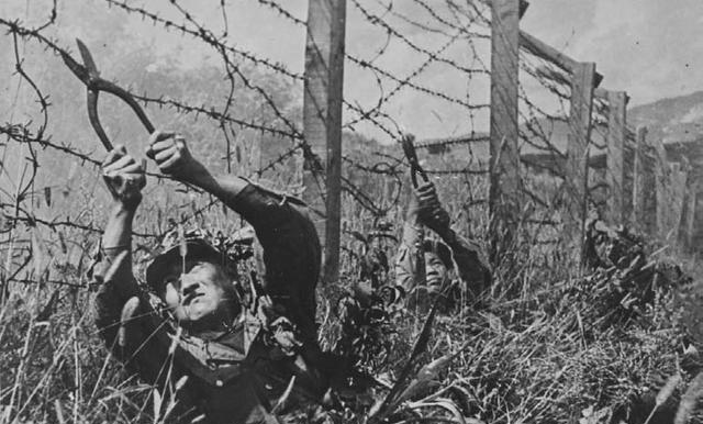 91团被3万美军包围，团长利用灯下黑战术，完好无损突围