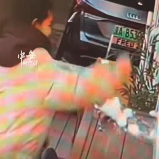 女店主在门口堆雪人，被路过的陌生女子一拳锤碎