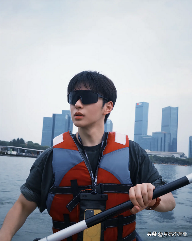 阴天的午后，来湖中泛舟吧！