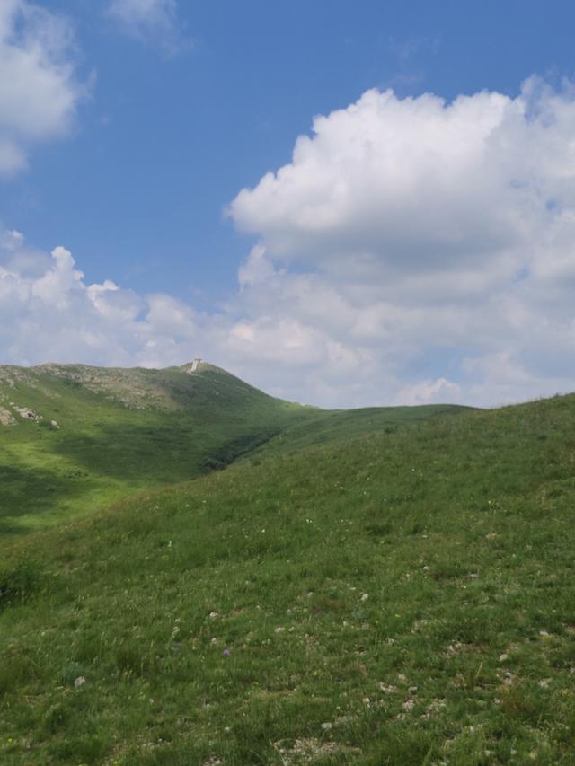去北极村第四站——东乌。走99号公路我们去爬瞭望山。
