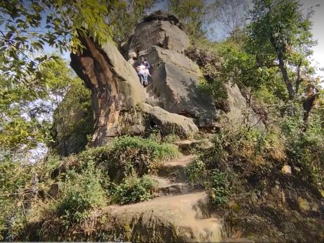 重庆璧山与沙坪坝交界处有一荒废古寺，四周散落残破石像