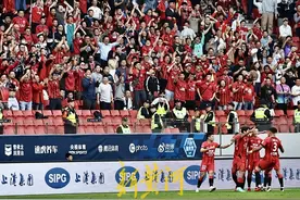 泰山队1:1上海海港，两队5人被罚下，上海海港提前一轮夺冠图片