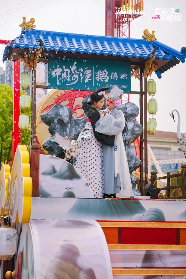 奶龙×奥特曼×中国奇谭三大IP梦幻同框 武汉欢乐谷方言童话王国引爆六一