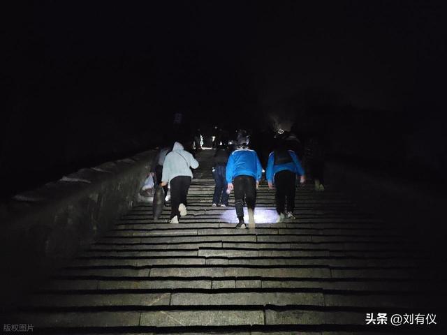 夜游泰山，一辈子总要来一回，感受下山顶的寒和阳光出现时的暖