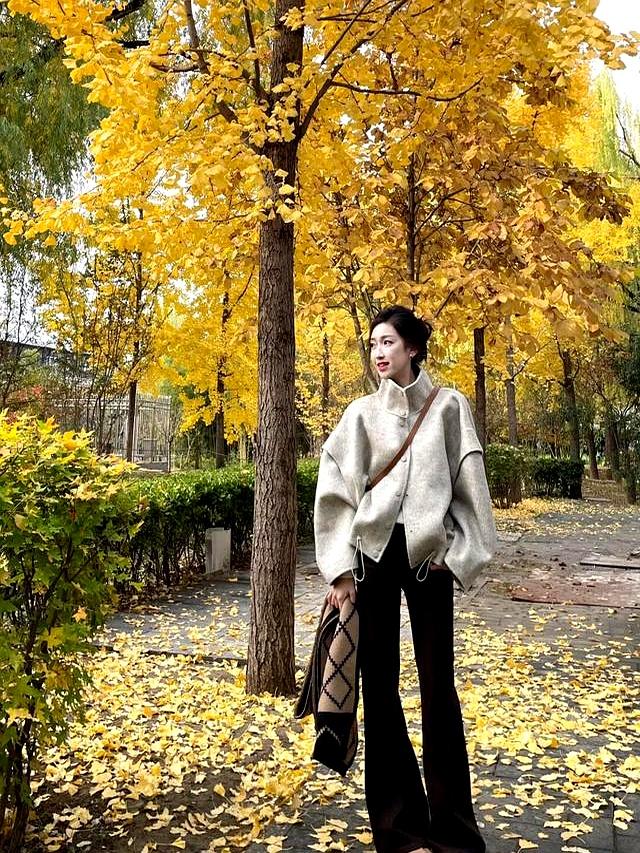“浅燕麦立领外套+深棕阔腿裤”，秋日这样搭，温柔又显贵~