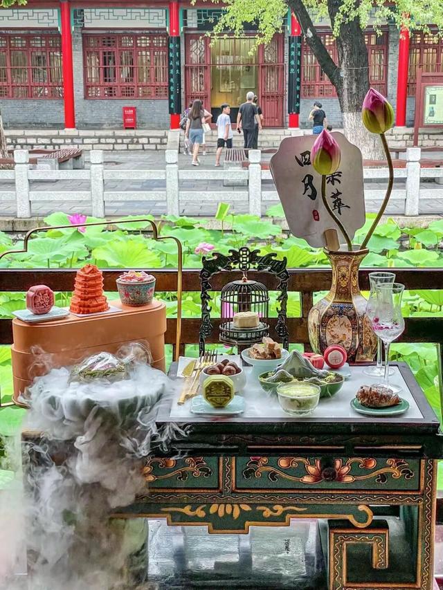 在济南大明湖畔的百年戏楼里品茗听戏，是种什么体验？