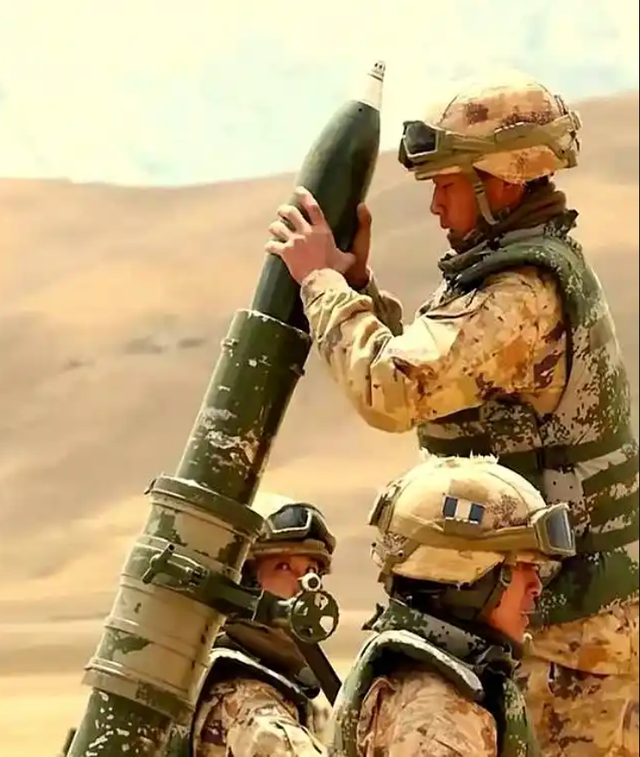 解放军新型钛合金小钢炮：2公里“吊打”狙击手，女生也能拎着跑