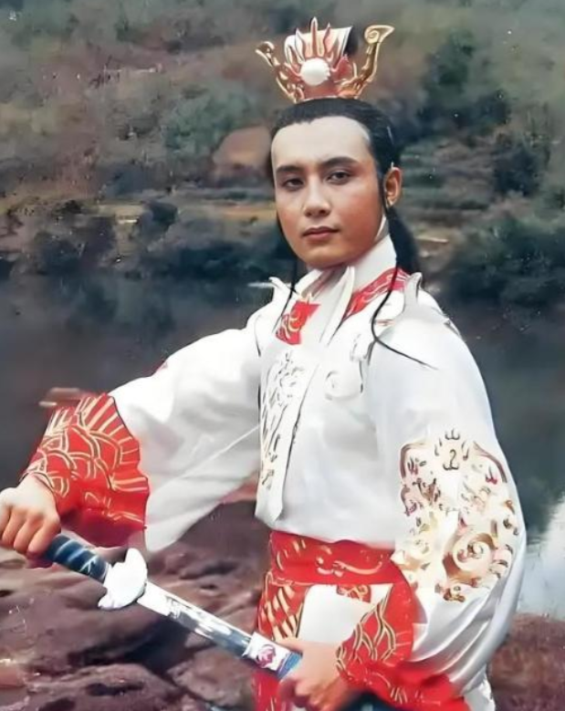 他被谢霆锋打成重伤，发妻6次流产绝情离开，如今街头卖卤肉为生