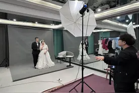 礼敬桑榆情 定格婚纱梦——长春市惠民社区开展老年婚纱照公益拍摄活动图片