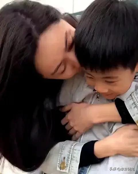 秋瓷炫回北京儿子不欢迎,瘦成皮包骨公公给买小笼包,秋拥抱感谢