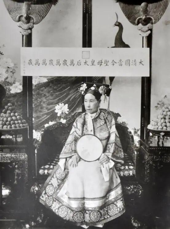 慈禧的“真实照片”,被美国博物馆珍藏至今,这才是她的真实容貌