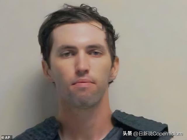 柯克案嫌犯首次出庭全程面无表情