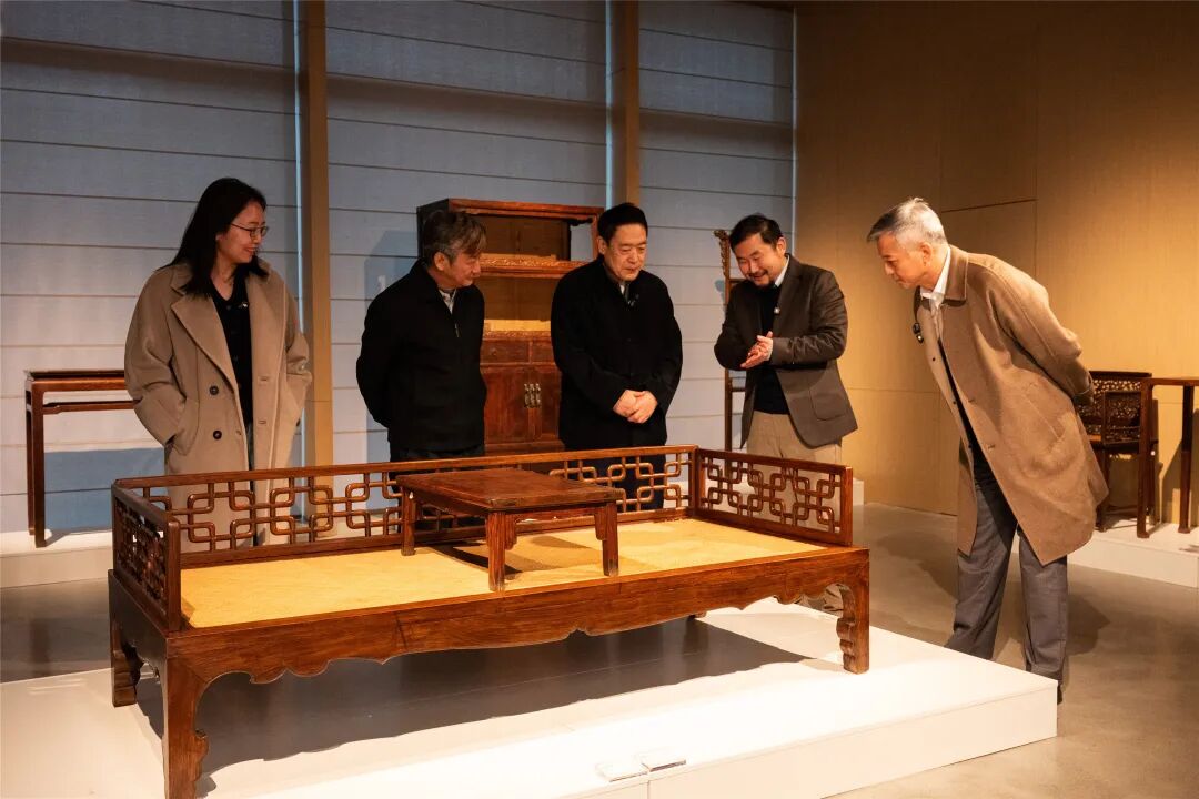 張德祥、魯寧、張志揚、李溪諸專家學者蒞臨預展現場,共襄明清古典家具盛宴 張德祥、魯寧、張志揚、李溪諸專家學者蒞臨預展現場,共襄明清古典家具盛宴