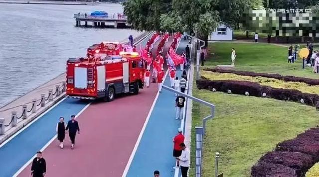 暴走团群主回应阻碍消防救护车通行