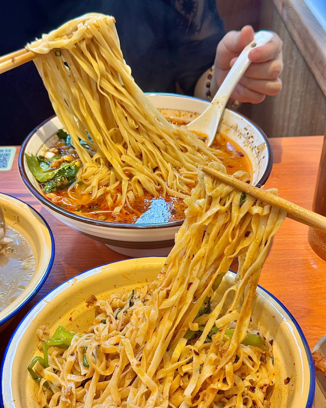 菜鸟驿站开不下去，去开个面馆，还是半年就关了，直呼实体太难干