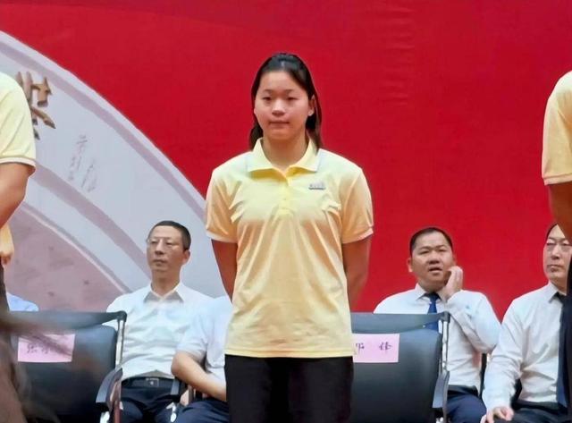宣布复出不到一周，全红婵罕见露面挂牌仪式，身材基本恢复如初