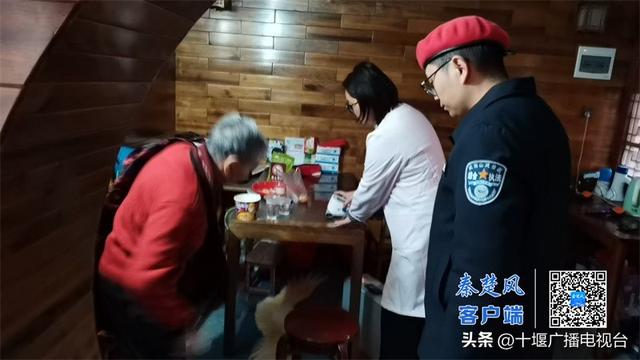 武当山“小红帽”暖心护航 九旬老人圆梦金顶