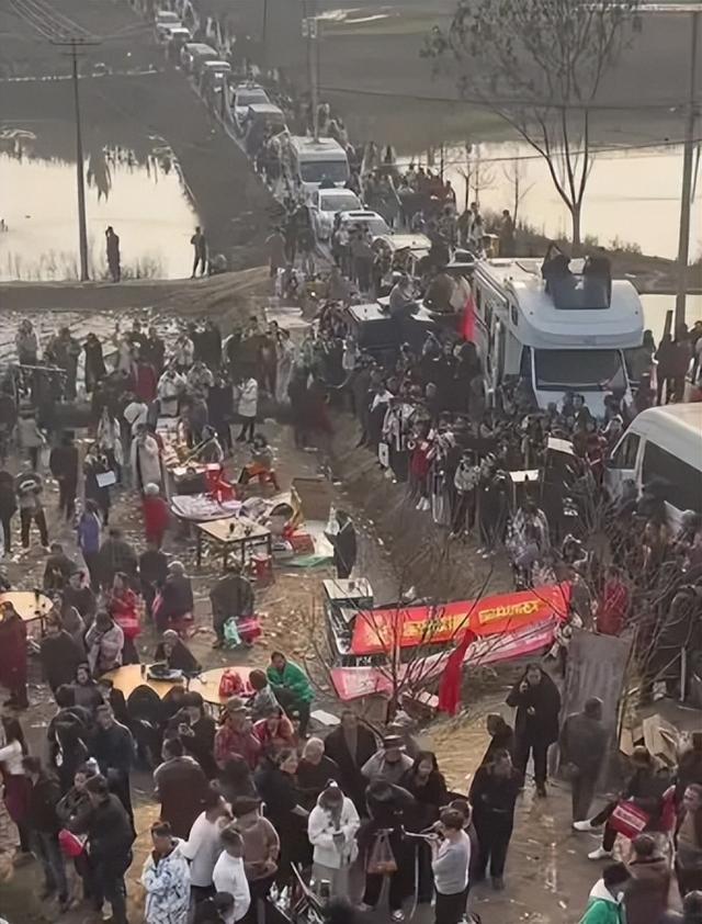 千人杀年猪爆火才几天，令人恶心的一幕就发生了，网友：吃相难看