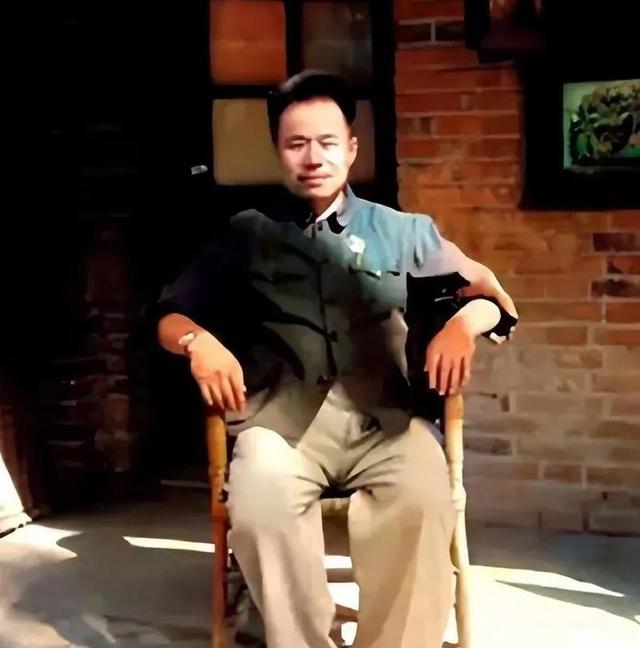 疯子将军王近山晚年照，小20岁妻子和女儿幸福同框，一家人颜值高