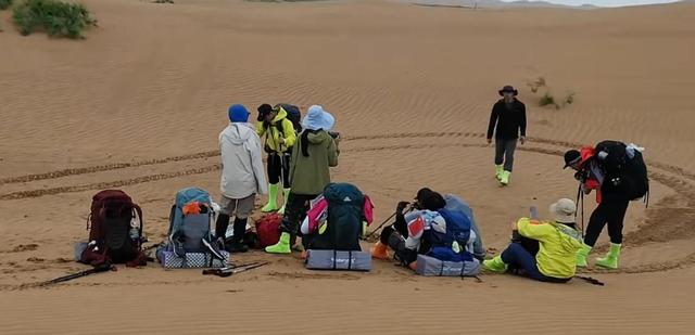 内蒙大妈沙漠拦路收费后续：游客不给就开车撞人，文旅局回应来了