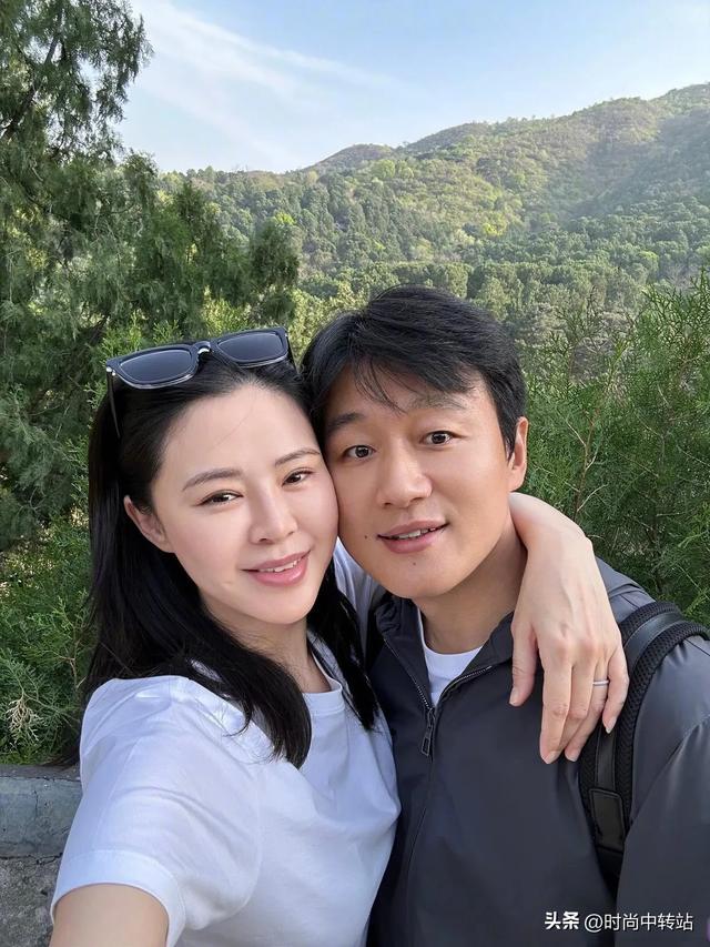 佟大为老婆关悦，这脸一言难尽，咋肿成这样，脸又大又亮还贼亮