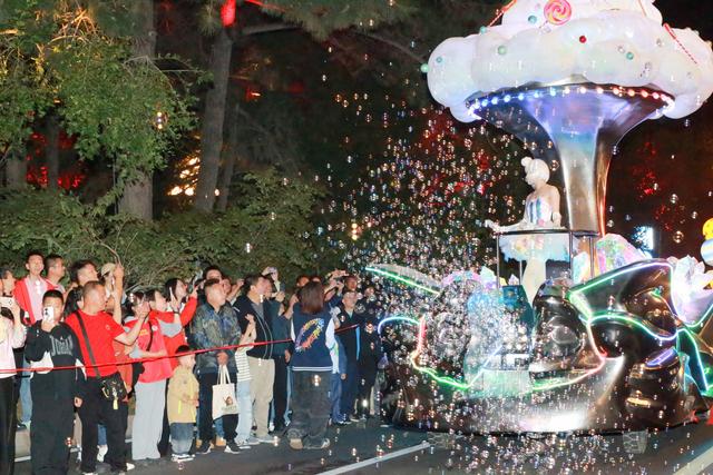 新民大街放大招：市集、花车巡游，承包你的假期快乐！